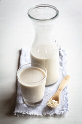 Glass and carafe of oat milk - EVGF002666