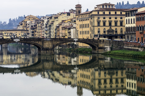 Italien, Toskana, Florenz, Fluss Arno und Ponte Santa Trinita, lizenzfreies Stockfoto