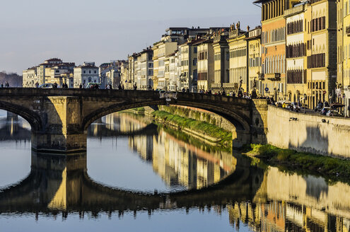 Italien, Toskana, Florenz, Fluss Arno und Ponte Santa Trinita - THAF001550