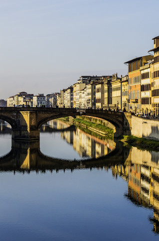 Italien, Toskana, Florenz, Fluss Arno und Ponte Santa Trinita, lizenzfreies Stockfoto