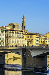 Italien, Toskana, Florenz, Steinbrücke über den Fluss Arno - THAF001553