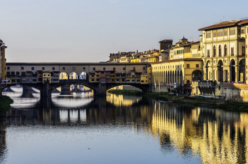 Italien, Toskana, Florenz, Fluss Arno und Ponte Vecchio - THAF001554