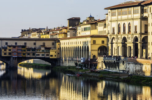Italien, Toskana, Florenz, Fluss Arno und Ponte Vecchio - THAF001555