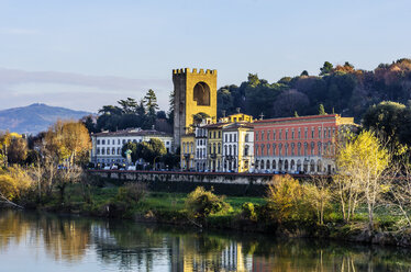 Italien, Toskana, Florenz, historisches Gebäude am Fluss Arno - THAF001556