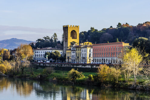 Italien, Toskana, Florenz, historisches Gebäude am Fluss Arno - THAF001556