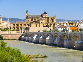 Spain, Andalusia, Cordoba, Puente Romano over Rio Guadalquivir with Mezquita-Catedral in background - AMF004654