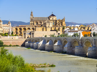 Spanien, Andalusien, Cordoba, Puente Romano über dem Rio Guadalquivir mit Mezquita-Catedral im Hintergrund - AMF004654