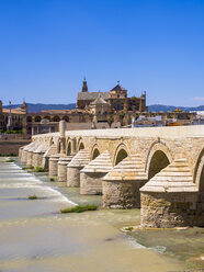 Spanien, Andalusien, Cordoba, Puente Romano über dem Rio Guadalquivir mit Mezquita-Catedral im Hintergrund - AMF004657