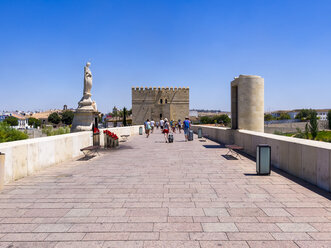 Spanien, Andalusien, Cordoba, Puente Romano, Statue des Heiligen Rafael und Torre de la Calahorra - AMF004659