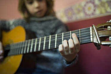 Junge spielt spanische Gitarre - RAEF000776