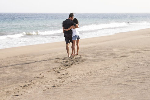 Verliebtes Paar beim Spaziergang am Strand - SIPF000012