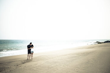 Verliebtes Paar beim Spaziergang am Strand - SIPF000022