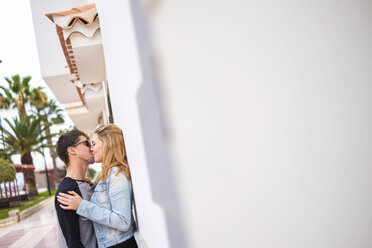 Verliebtes Paar küsst sich an einer Wand - SIPF000025