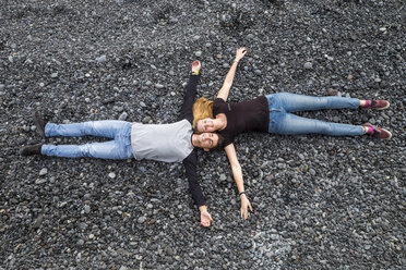 Entspanntes junges Paar auf Steinen liegend - SIPF000029