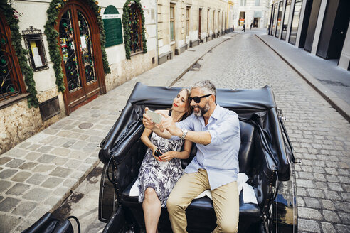 Österreich, Wien, Touristen machen ein Selfie in einem Fiaker - AIF000267