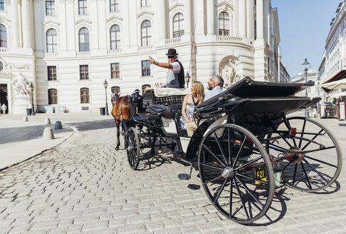 Austria, Vienna, tourists on sightseeing tour in a fiaker - AIF000277