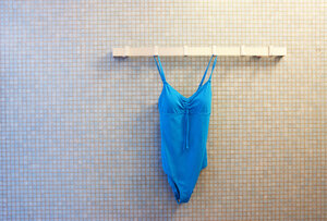 Badeanzug hängt in der Umkleidekabine - WWF003915