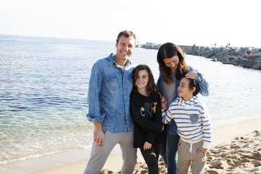 Spanien, Barcelona, Porträt einer glücklichen Familie am Strand - VABF000045