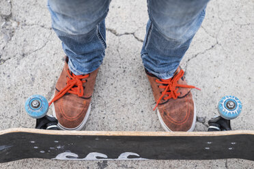 Feet and legs of boy with skateboard - SIPF000045