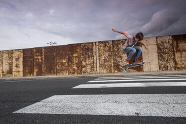 Boy skating on a zebra crossing - SIPF000048