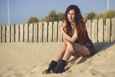 Spanien, Cadiz, Porträt einer jungen rothaarigen Frau am Strand - KIJF000102