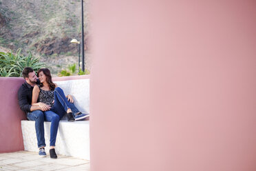 Happy young couple sitting outdoors - SIPF000051