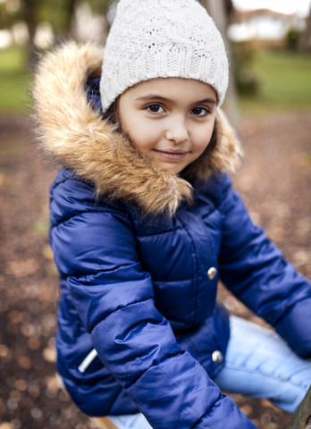 Porträt eines kleinen Mädchens mit blauer Jacke im Herbst, lizenzfreies Stockfoto