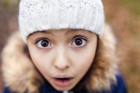 Porträt eines kleinen Mädchens mit weit geöffneten Augen, lizenzfreies Stockfoto