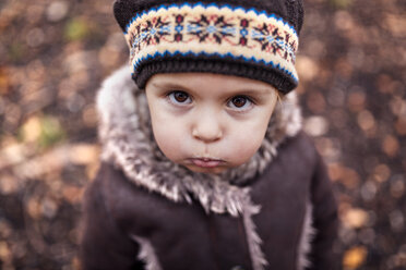 Porträt eines schmollenden kleinen Mädchens im Herbst - MGOF001254