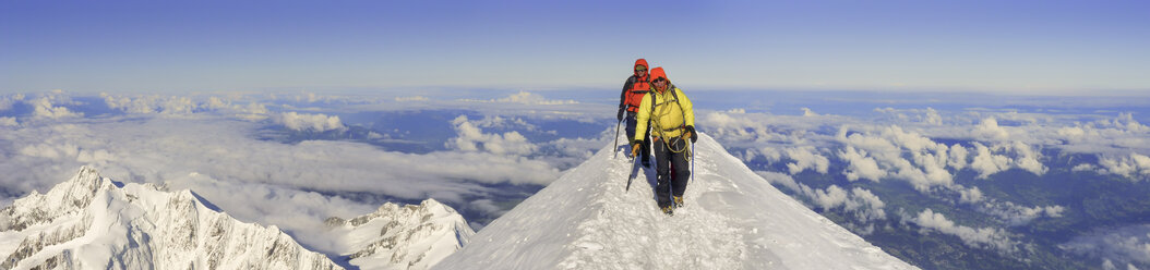 Frankreich, Chamonix, Mont-Blanc-Gebirge, Bergsteiger auf dem Mont-Blanc-Gipfel - ALRF000314