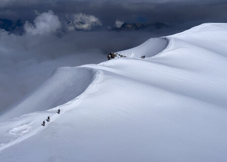 Frankreich, Chamonix, Mont-Blanc-Gebirge, Bergsteiger am Dome Du Gouter - ALRF000316