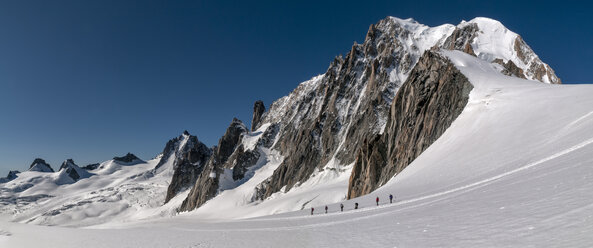 Frankreich, Chamonix, Mont Blanc-Gebirge, Bergsteiger am Mont Blanc du Tacul - ALRF000319