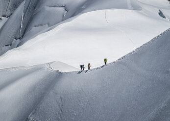 France, Chamonix, Mont Blanc Range, mountaineers at Aiguille du midi - ALRF000322