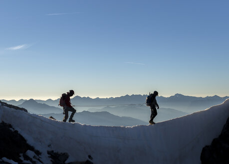 Frankreich, Ecrins-Alpen, zwei Bergsteiger am Dauphine - ALRF000324