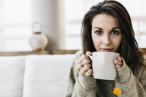 Porträt einer Frau mit einer Tasse Tee - JRFF000285
