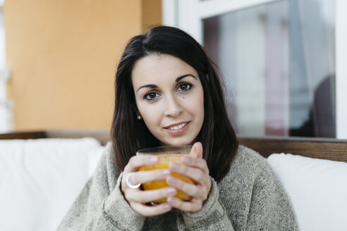 Porträt einer Frau mit einem Glas Orangensaft - JRFF000301