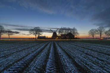 Deutschland, Gifhorn, Meine, Windmühle im Winter, Feld mit Schnee - PVCF000739