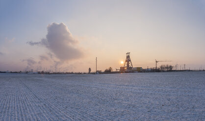 Deutschland, Niedersachsen, Salzgitter, Eisenerzbergwerk, im Hintergrund die Salzgitter Klöckner-Werke - PVCF000749