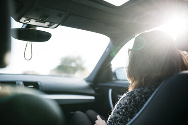 Female front passanger in car - JRFF000311