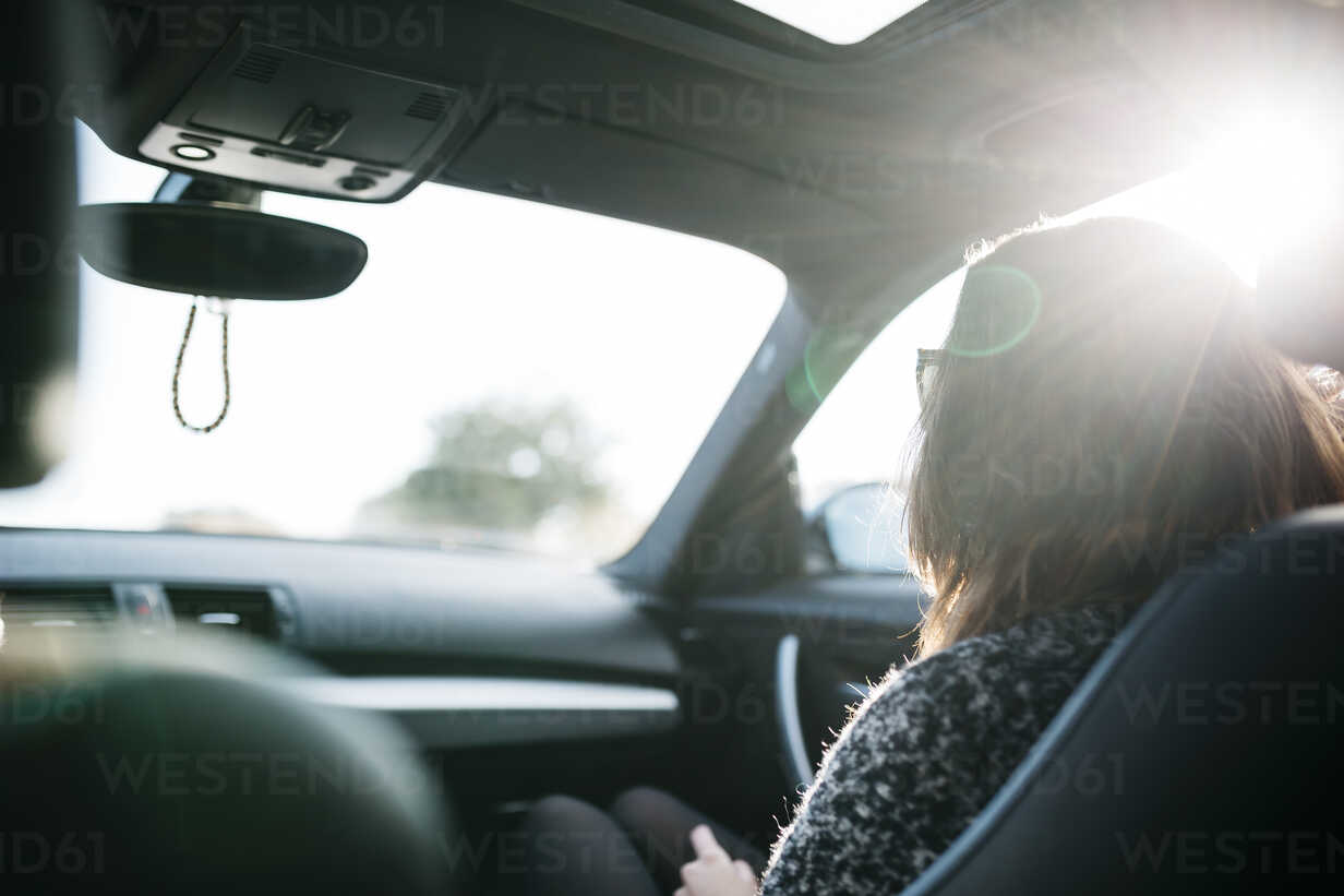 Weibliche Beifahrerin im Auto, lizenzfreies Stockfoto