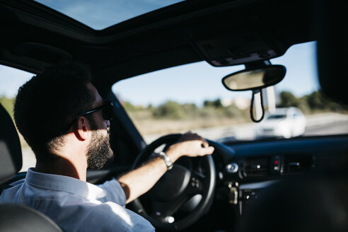 Junger Mann am Steuer eines Autos - JRFF000312