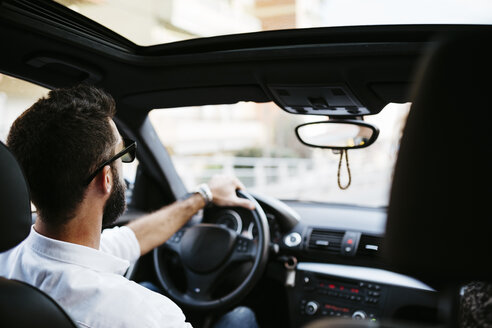 Junger Mann am Steuer eines Autos - JRFF000316