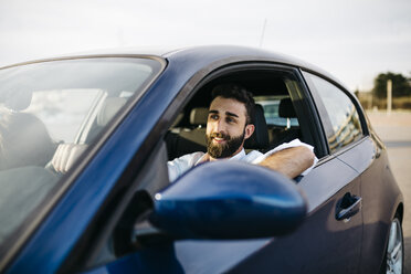 Junger Mann am Steuer eines Autos - JRFF000318