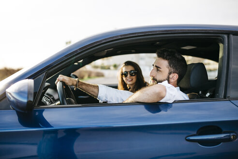 Junges Paar fährt im Auto - JRFF000319