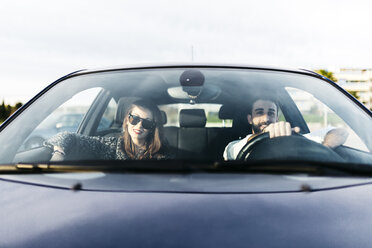 Young couple driving in a car - JRFF000320