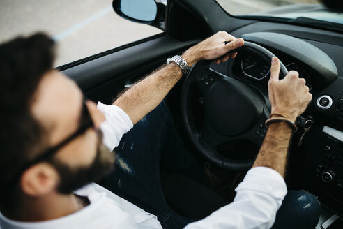 Junger Mann am Steuer eines Autos - JRFF000323