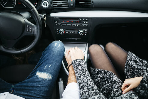 Junges Paar fährt in einem Auto und hält sich an den Händen - JRFF000325