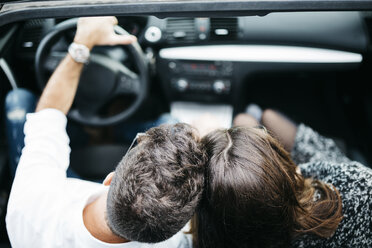 Junges Paar fährt in einem Auto und lehnt die Köpfe zusammen - JRFF000326
