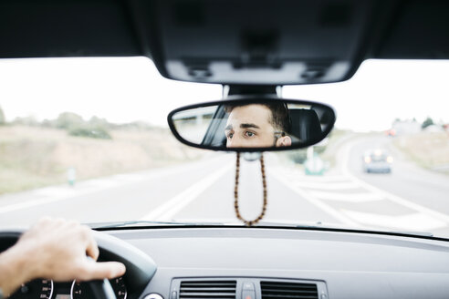 Junger Mann am Steuer eines Autos, Nahaufnahme des Rückspiegels - JRFF000328