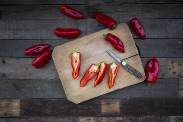 Chopped red pointed pepper on chopping board, halved, pocket knife - LVF004397